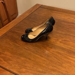 Miu Miu by Prada - Black patent leather brogue - detail pumps